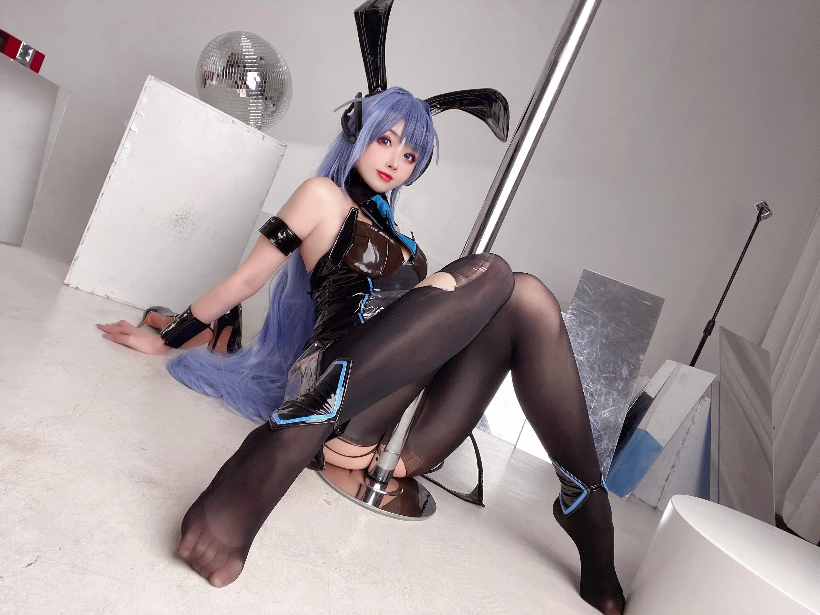 rioko凉凉子 – NO.94 花园兔女郎-自拍 [13P]插图7